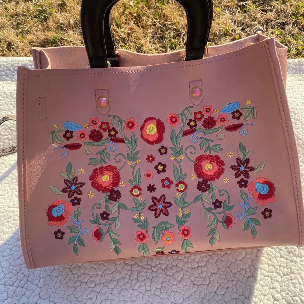 Versona Pink Purse. New with tags.